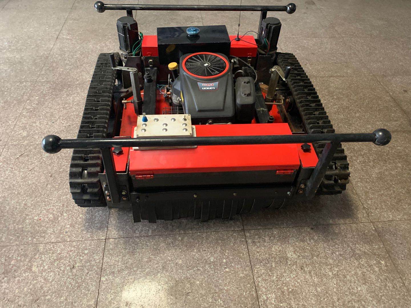 怎樣選擇<font color='red'><font color='red'>割草機(jī)</font></font>？