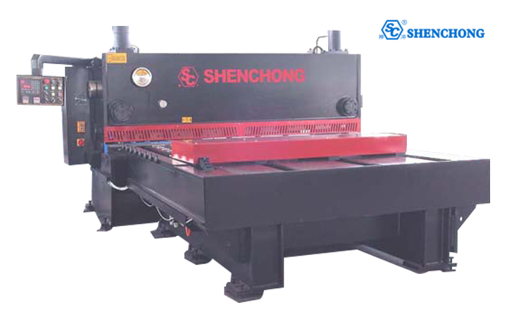數(shù)控剪板機12×2500---2000前送料剪板機.jpg